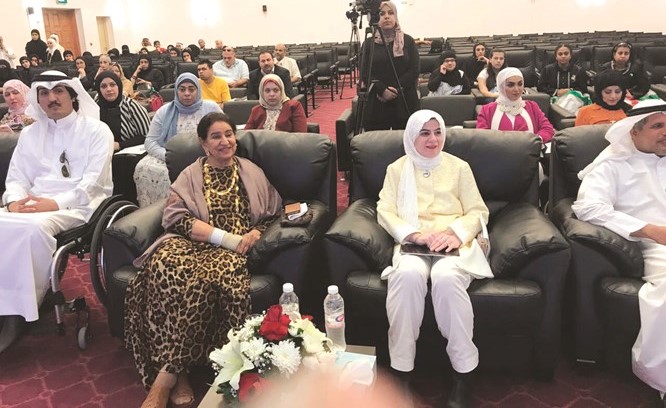 الشيخة شيخة العبدالله ود.ماجدة القطان في مقدمة الحضور خلال الملتقى ﻿