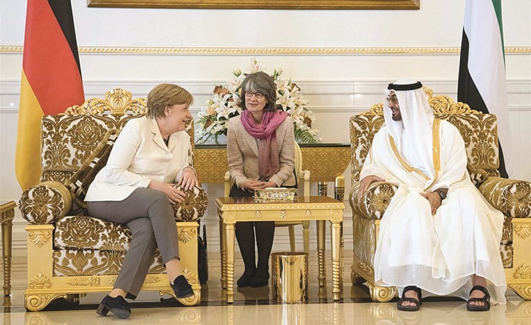 صاحب السمو الشيخ محمد بن زايد آل نهيان ولي عهد أبوظبي نائب القائد الأعلى للقوات المسلحة بدولة الإمارات العربية المتحدة والمستشارة الألمانية انجيلا ميركل خلال مباحثاتهما في أبوظبي امس(وام) ﻿