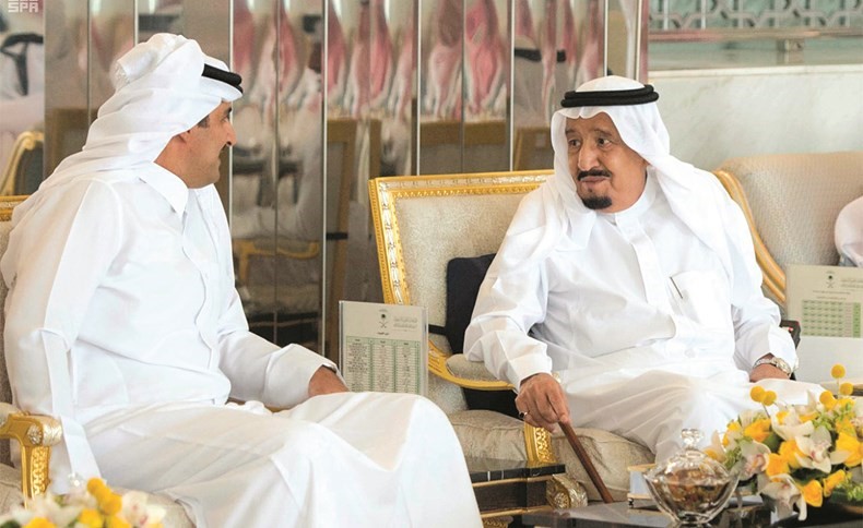 خادم الحرمين الشريفين الملك سلمان بن عبدالعزيز وصاحب السمو الشيخ تميم بن حمد آل ثاني أمير قطر خلال مباحثاتهما امس(واس) ﻿