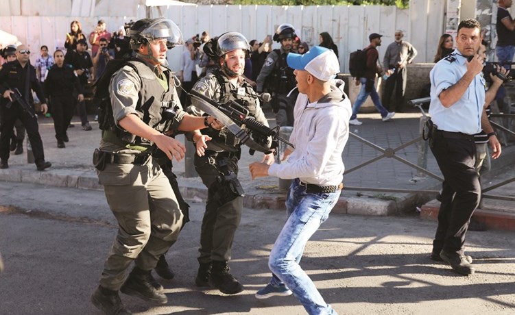 شاب فلسطيني يواجه اسلحة الاحتلال بصدره خلال تظاهرة لدعم الاسرى في سجون الاحتلال بالقدس(رويترز)﻿