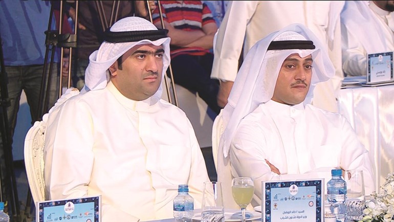 الوزير خالد الروضان وطلال الخرافي خلال الحفل﻿