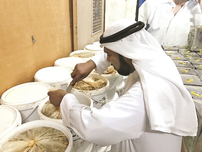 رياض الربيع خلال عملية فحص ظاهري لعبوات المخللات ﻿