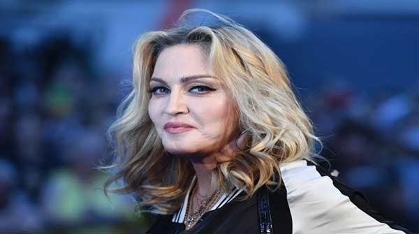 كيف يسرق النجوم الملايين من "الأعمال الخيرية"؟