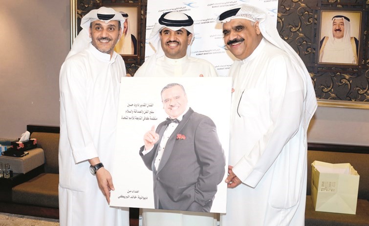 الشيخ دعيج الخليفة والنجم خالد البريكي يحتفيان بالسفير داود حسين﻿