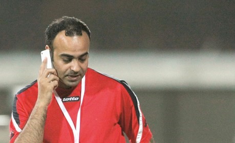 عادل عقلة يتحدث بالتلفون في لقاء سابق﻿