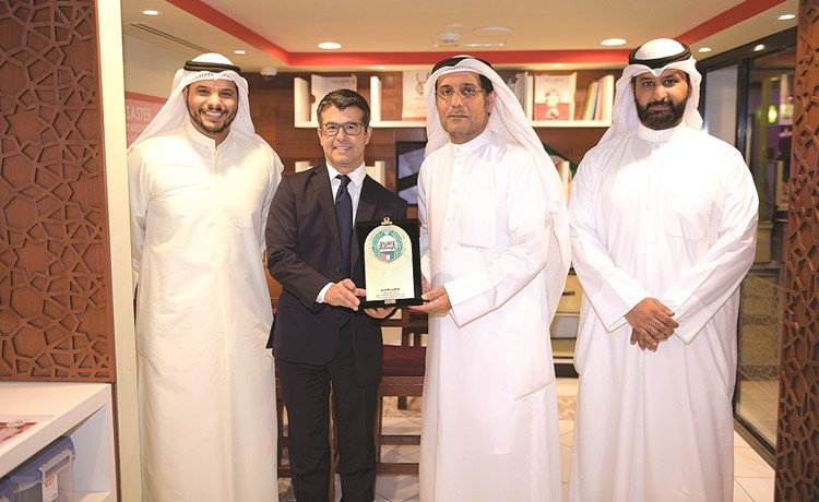 عبدالعزيز البطي يسلم فرناندو ميدورا درعا تكريمية من بيت الزكاة﻿