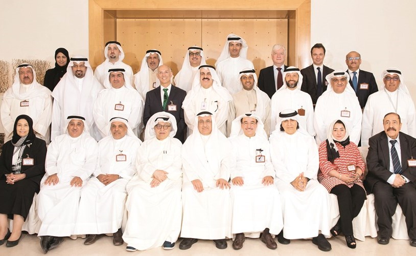 صورة جماعية للمشاركين في البرنامج من أعضاء مجالس إدارات البنوك مع المحاضر والمدير العام لمعهد الدراسات المصرفية د. يعقوب الرفاعي﻿