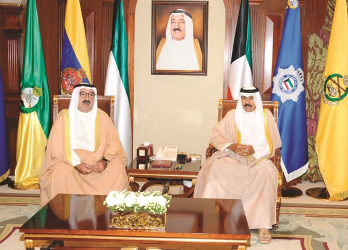 سمو ولي العهد الشيخ نواف الأحمد مستقبلا وزير الديوان الأميري الشيخ ناصر صباح الأحمد﻿