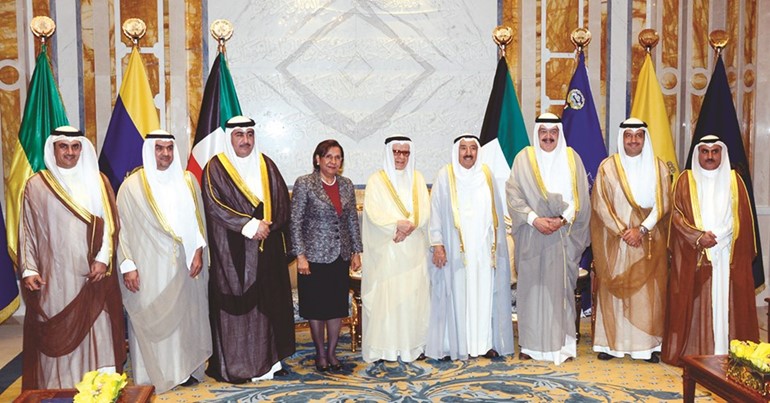 صاحب السمو الأمير الشيخ صباح الاحمد مستقبلا رئيس وأعضاء مجلس امناء جائزة فلاح الحجرف للأعمال الوطنية﻿