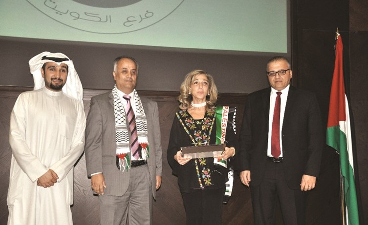 م. علي الفيلكاوي وم. هشام عبدالنور خلال تكريم احدى المهندسات الفلسطينيات﻿