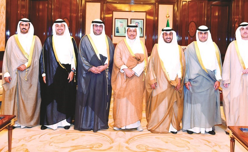 سمو رئيس الوزراء الشيخ جابر المبارك مستقبلا خالد الروضان ورئيس واعضاء مجلس إدارة الصندوق الوطني لرعاية المشروعات الصغيرة والمتوسطة﻿