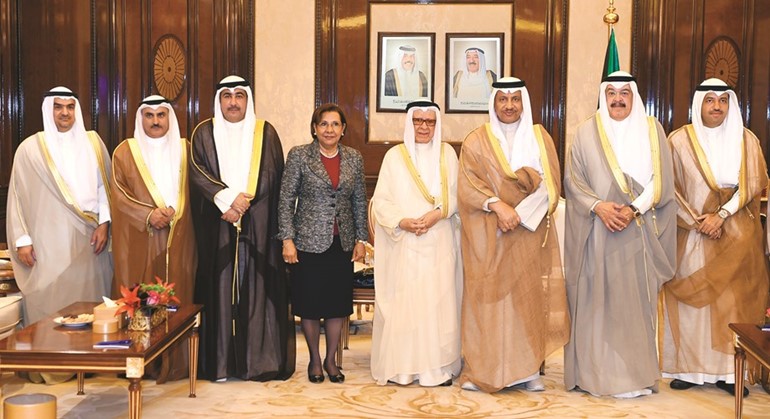 سمو رئيس الوزراء الشيخ جابر المبارك مستقبلا رئيس وأعضاء مجلس أمناء جائزة فلاح الحجرف للأعمال الوطنية﻿