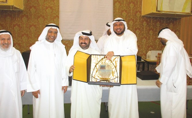 الشراح يشيد بتكريمه ضمن متقاعدي مدرسة الرجاء المشتركة بنين