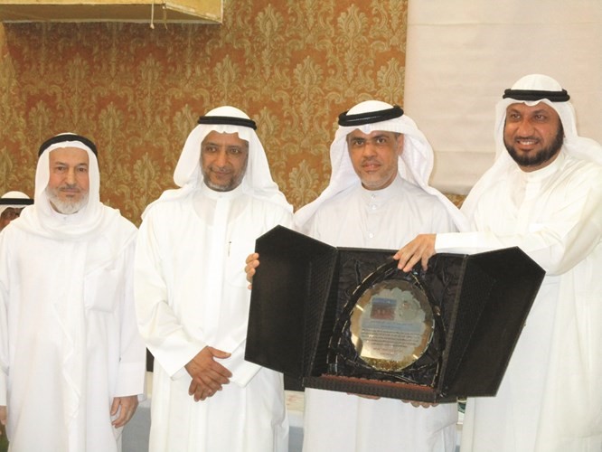 الشراح يشيد بتكريمه ضمن متقاعدي مدرسة الرجاء المشتركة بنين