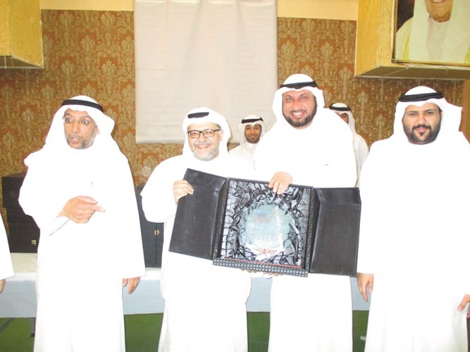 الشراح يشيد بتكريمه ضمن متقاعدي مدرسة الرجاء المشتركة بنين