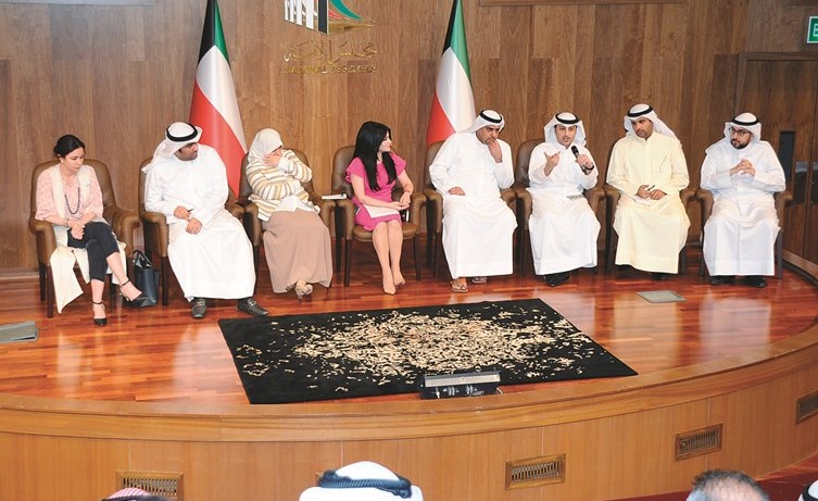 أسامة الشاهين ويوسف الفضالة وأحمد الفضل وراكان النصف وهند الصبيح وخالد الروضان تتوسطهم الزميلة سميرة عبدالله خلال الحلقة النقاشية(هاني الشمري)﻿