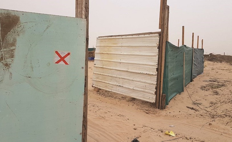 وضع ملصق على أحد الجواخير المخالفة﻿
