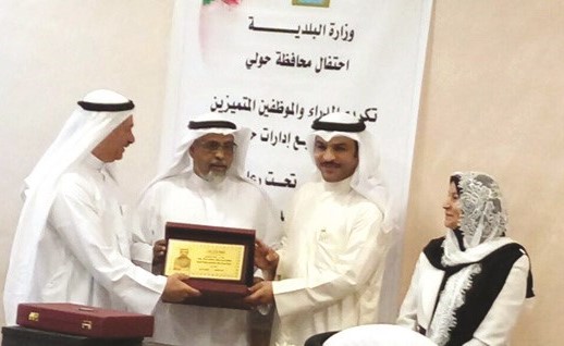 فهد العتيبي مكرما أحد الموظفين ﻿