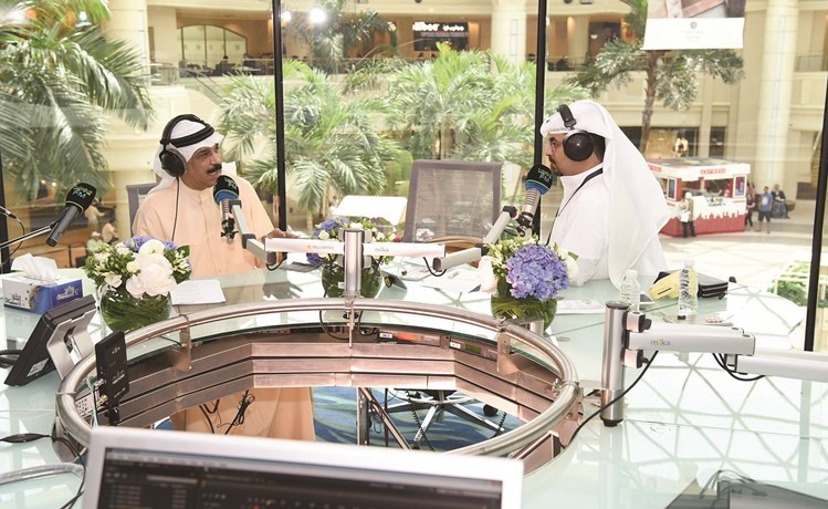 الرويشد والمذيع علي خاجة في البرنامج﻿