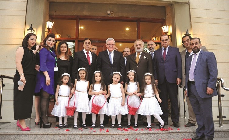 وزير الدولة اللبناني لشؤون المرأة جان أوغاسبيان ورئيس البعثة في السفارة اللبنانية ماهر خير والحاج حسان حوحو وعدد من أبناء الجالية(عادل سلامة)﻿