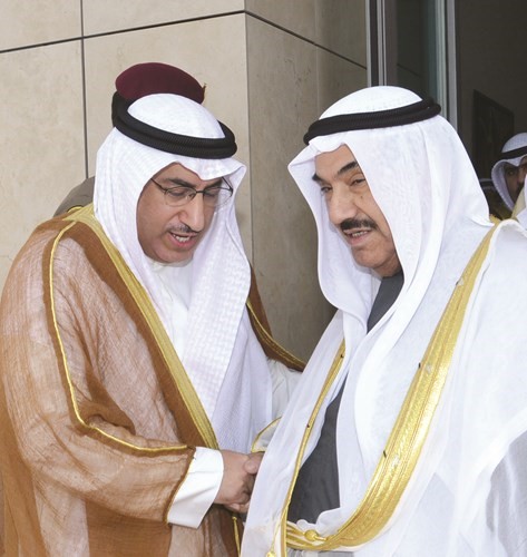 سمو الشيخ ناصر المحمد مصافحا د. محمد الفارس ﻿