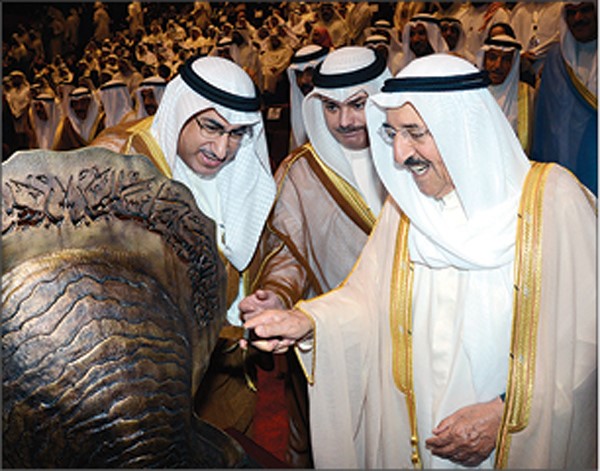 صاحب السمو الامير الشيخ صباح الاحمد يتسلم هدية تذكارية