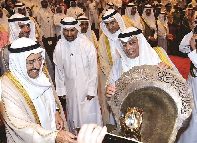 صاحب السمو الامير الشيخ صباح الاحمد يتسلم هدية تذكارية ﻿