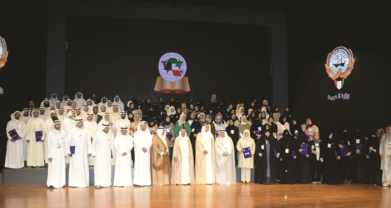 سمو الامير مع عدد من المكرمين ﻿