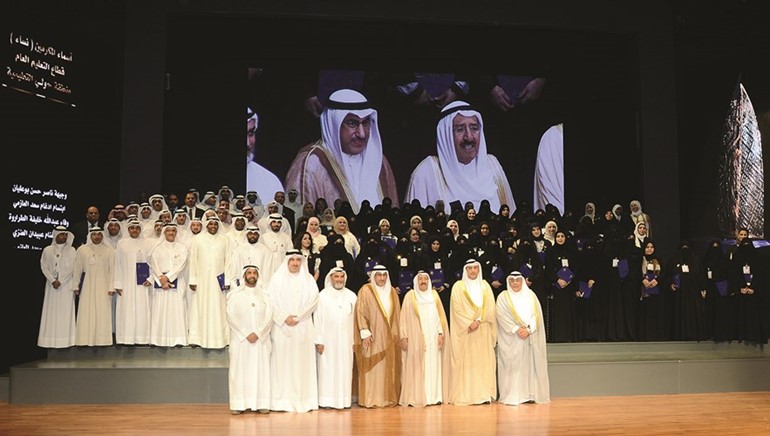 صاحب السمو الامير في صورة تذكارية مع مجموعة من المعلمين المكرمين ﻿