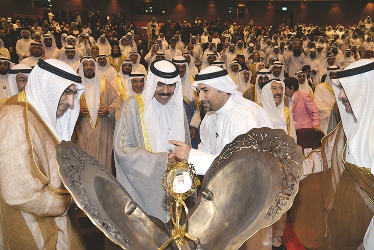 هدية تذكارية لسمو ولي العهد الشيخ نواف الاحمد ﻿