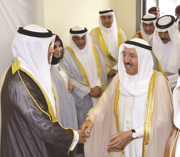 صاحب السمو مصافحا مستقبليه ﻿