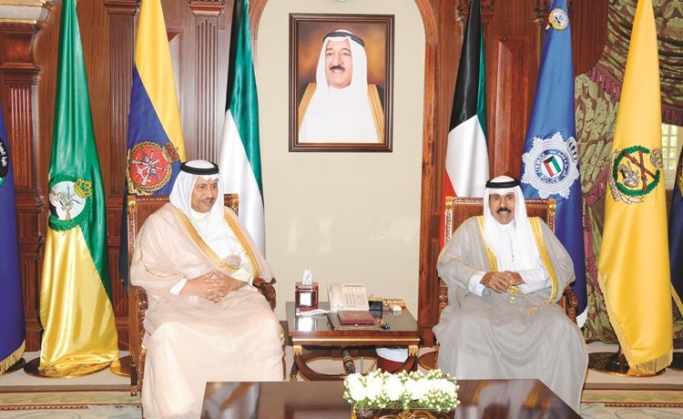 سمو ولي العهد الشيخ نواف الاحمد مستقبلا سمو الشيخ جابر المبارك﻿