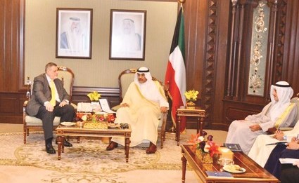 الشيخ صباح الخالد مستقبلا الممثل الخاص للأمين العام للأمم المتحدة في العراق﻿