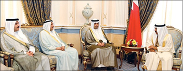 رئيس الوزراء البحريني الأمير خليفة بن سلمان آل خليفة مستقبلا الوزير أنس الصالح بحضور الشيخ عزام الصباح