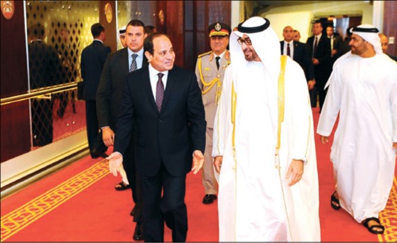 صاحب السمو الشيخ محمد بن زايد آل نهيان ولي عهد أبوظبي نائب القائد الأعلى للقوات المسلحة في دولة الإمارات مستقبلا الرئيس عبدالفتاح السيسي امس (أ.ف.پ)