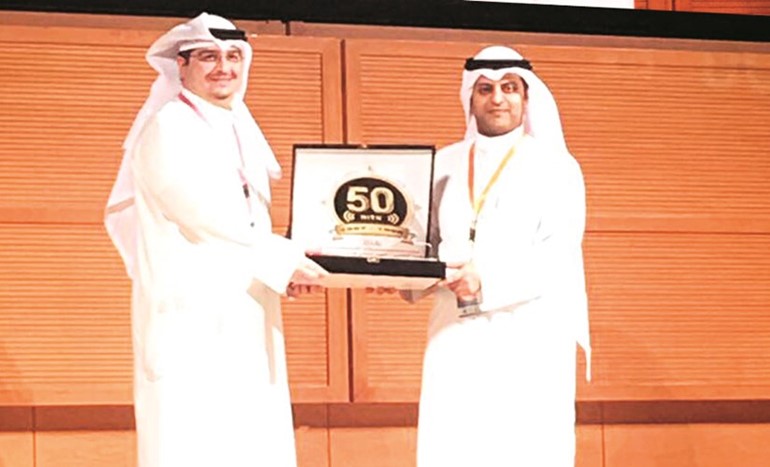 تكريم المنيخ والمشري خلال الملتقى﻿
