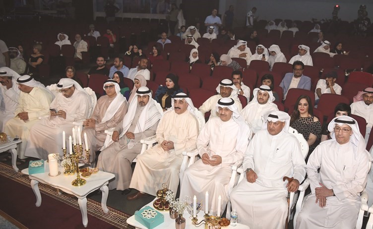 وكيل وزارة الإعلام طارق المزرم مع الوكلاء المساعدين محمد العواش ويوسف مصطفى يتقدمون الحضور ويبدو الفنان حسن البلام﻿