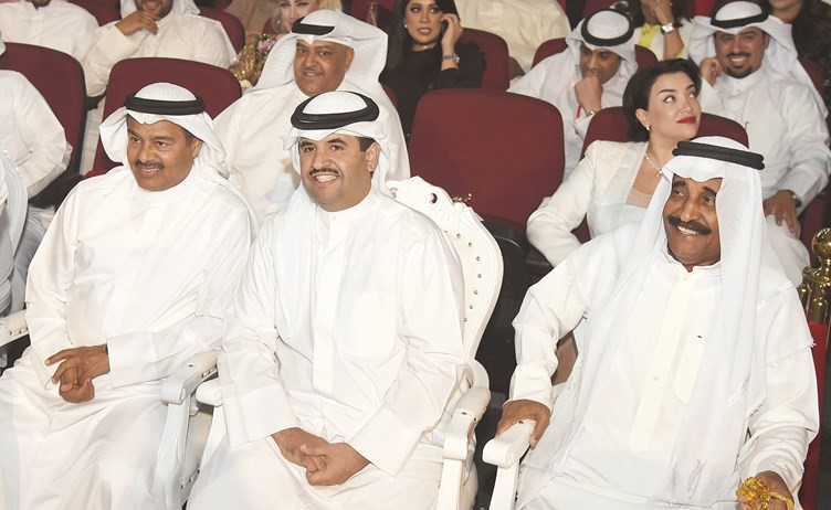 الشيخ دعيج الخليفة يتوسط الفنان القدير محمد جابر والنجم عبدالرحمن العقل﻿