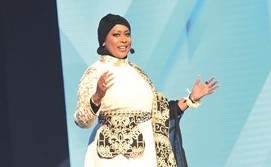 عريفة الحفل الإعلامية إيمان نجم﻿