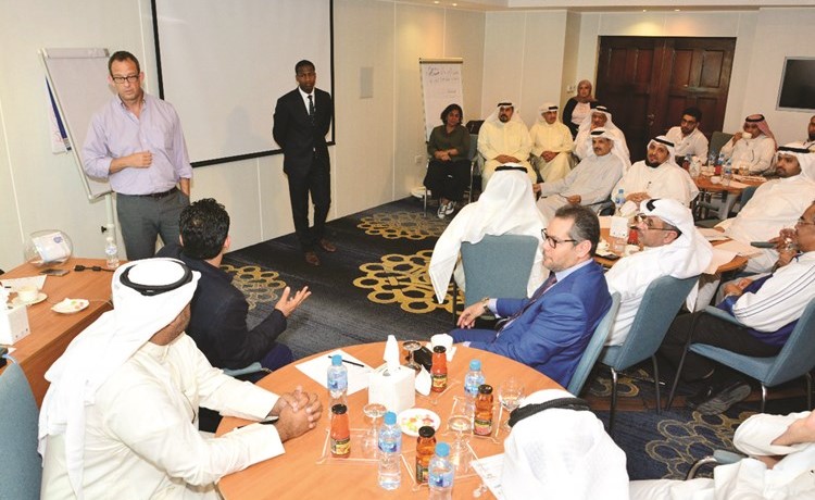 المستشاران الدوليان البريطاني كيفين بورتون وفيفيان هولت وميس منتظر خلال الندوة﻿
