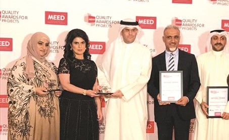 رئيس الشؤون المالية والإدارية لدى الديوان الأميري عبدالعزيز سعود اسحق متسلما الجائزة﻿