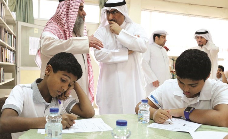 الفارس يستمع إلى مسؤول المدرسة حول سير الاختبارات﻿