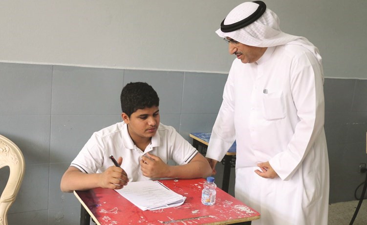 حديث ودي بين وزير التربية وأحد الطلاب خلال الاختبار﻿