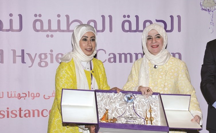 د.مريم الفضلي تكرم د.ماجدة القطان﻿