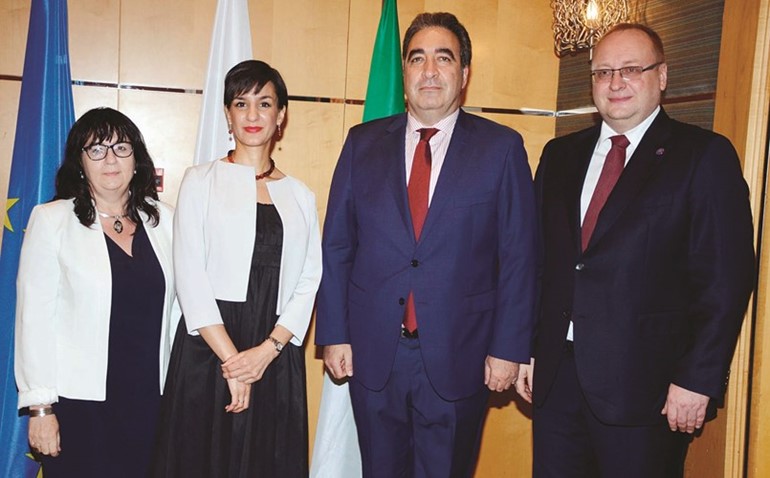 سفير أذربيجان إيلخان قهرمان مقدما التهاني﻿