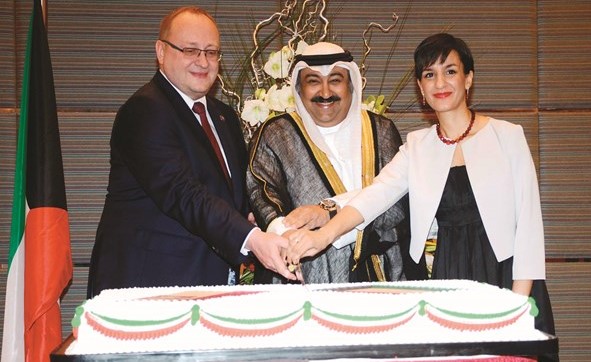 وليد الخبيزي والسفير الپولندي وحرمه يقطعان كيكة الحفل﻿