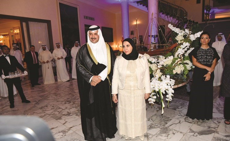 الشيخ مبارك العبد الله ووالدته الشيخة د. سعاد الصباح ﻿