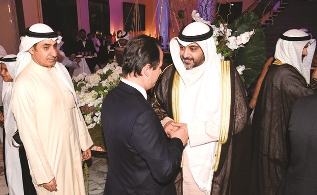 الشيخ محمد العبد الله مصافحا أحد الحضور ﻿
