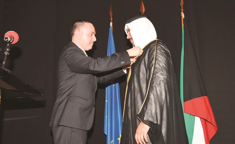 السفير الفرنسي كريستيان نخلة يقلد الشيخ مبارك العبد الله وسام الشرف برتبة فارس	(أحمد علي)﻿