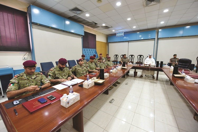 وزير الدفاع يستمع إلى إيجاز حول المهام المنوطة بهيئة الحرس الأميري﻿